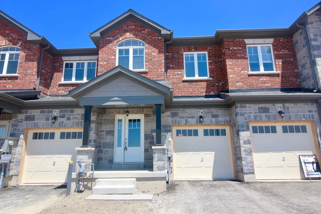 74 Harmony Wy in Thorold, ON - Building Photo