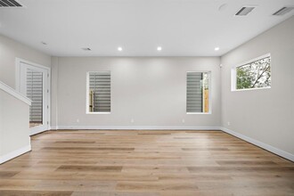 8119 Esther Acres Ln in Houston, TX - Building Photo - Building Photo