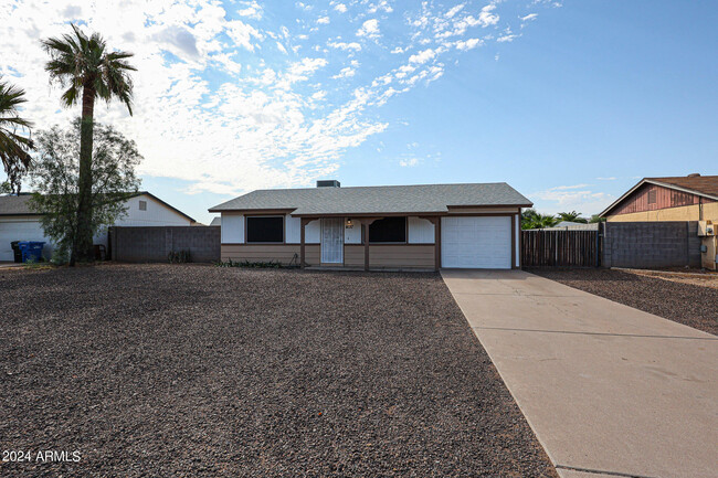 4137 E Roeser Rd in Phoenix, AZ - Foto de edificio - Building Photo