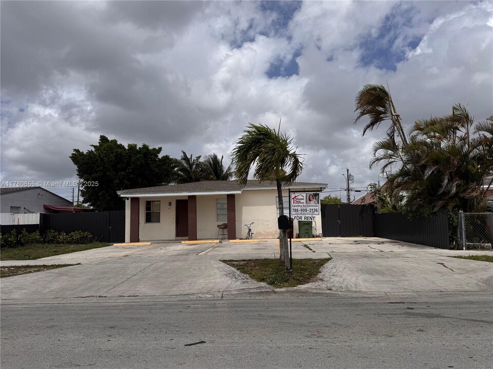 481 E 31st St in Hialeah, FL - Foto de edificio