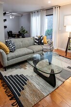 200 Elm Ave, Unit #15 in Long Beach, CA - Building Photo - Building Photo