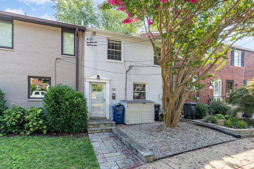 231 Burgess Ave in Alexandria, VA - Building Photo