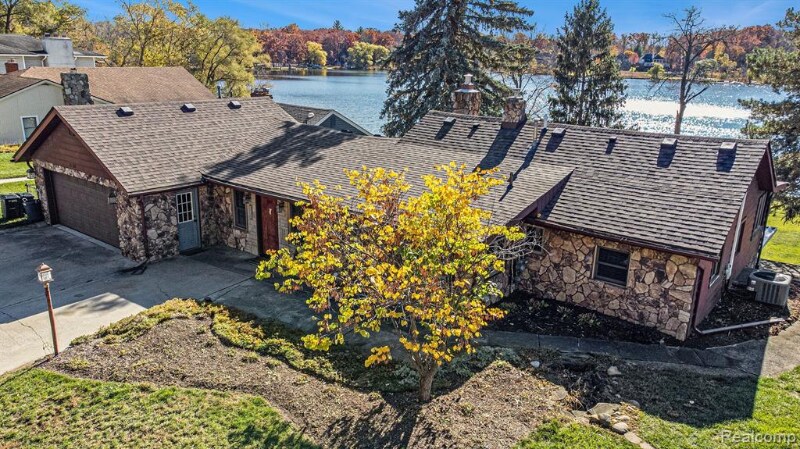 2739 Lakeridge Ave in Wixom, MI - Building Photo