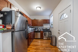 628 W Cornelia Ave, Unit 2 in Chicago, IL - Building Photo - Building Photo