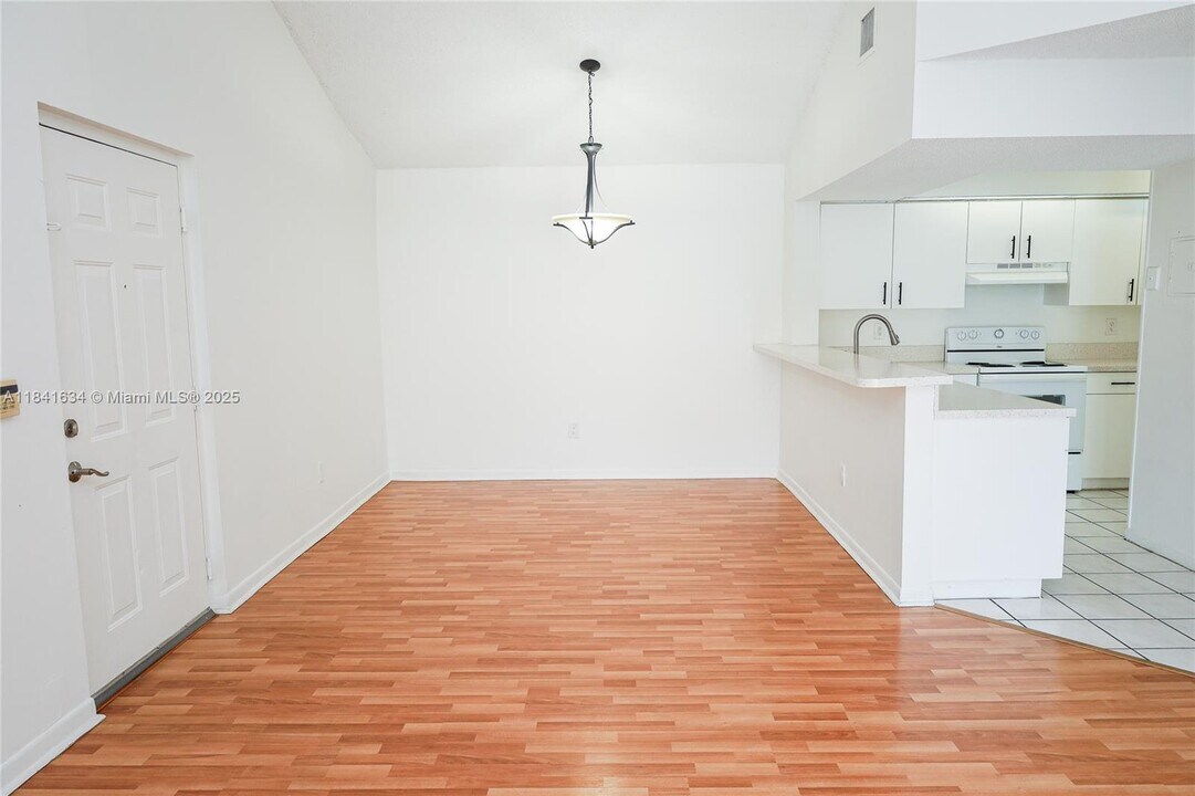 18870 NW 57th Ave in Hialeah, FL - Building Photo