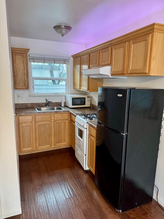 860 Manhattan Beach Blvd, Unit Unit C in Manhattan Beach, CA - Building Photo