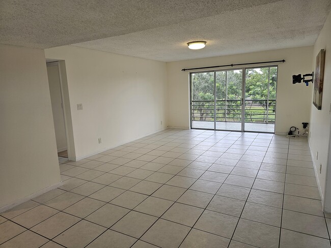 729 Lori Dr-Unit -306 in Palm Springs, FL - Building Photo - Building Photo