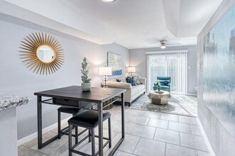 Residences at White Rock Lake in Dallas, TX - Foto de edificio - Building Photo