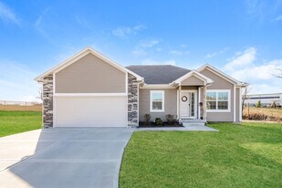 1108 NW Hilltop Ln in Grain Valley, MO - Building Photo