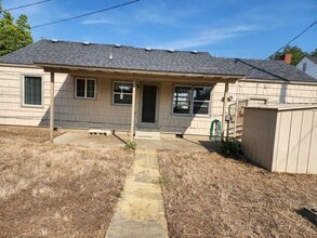 1328 NW Ellan St in Roseburg, OR - Building Photo - Building Photo