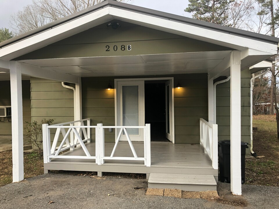 208 cagle rd, Unit B in East Flat Rock, NC - Building Photo