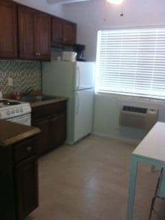 100 Cascade Ln in West Palm Beach, FL - Building Photo - Building Photo