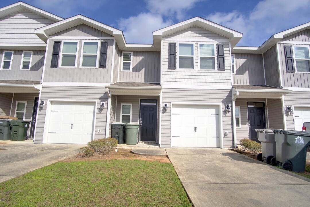 6008 Royal Port Ct in Bellview, FL - Building Photo