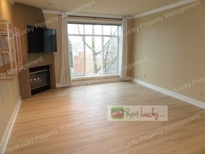 4031 Aurora Ave N in Seattle, WA - Building Photo - Building Photo