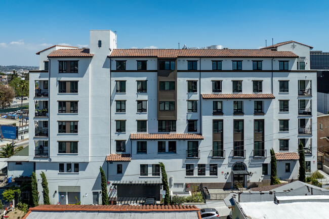 Firmin Court in Los Angeles, CA - Foto de edificio - Building Photo