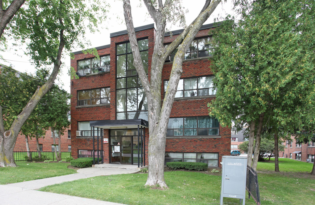 44 Saranac Blvd in Toronto, ON - Building Photo