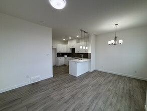 7110 Keswick Dr SW in Edmonton, AB - Building Photo - Building Photo