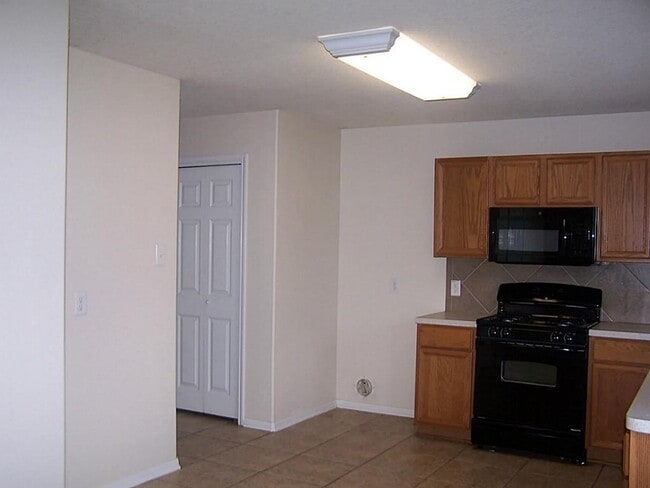 8014 Sumal Cir in Baytown, TX - Building Photo - Building Photo