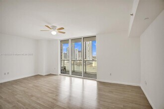 50 Biscayne Blvd, Unit 2309 in Miami, FL - Building Photo - Building Photo