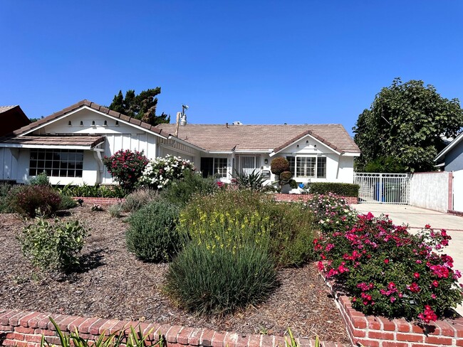 16841 Minnehaha St in Los Angeles, CA - Foto de edificio - Building Photo