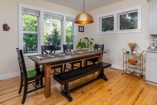 1554 NW John Fremont St in Bend, OR - Building Photo