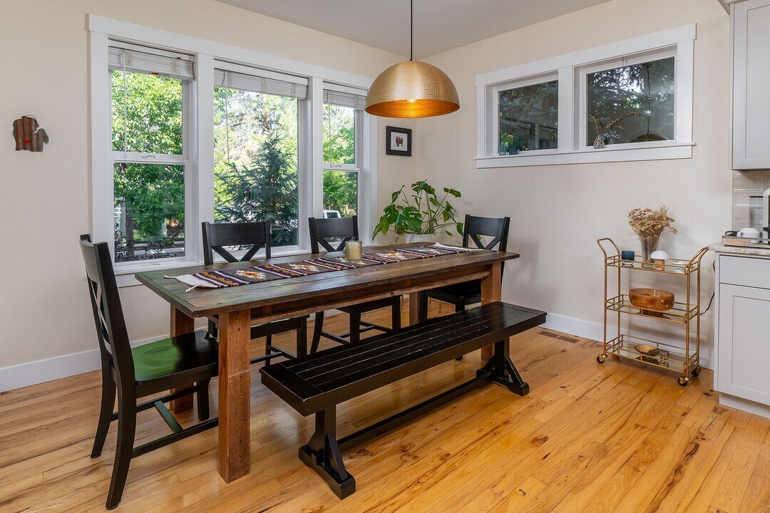 1554 NW John Fremont St in Bend, OR - Building Photo