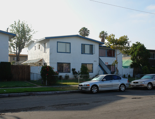 2515 S Baker St in Santa Ana, CA - Foto de edificio - Building Photo