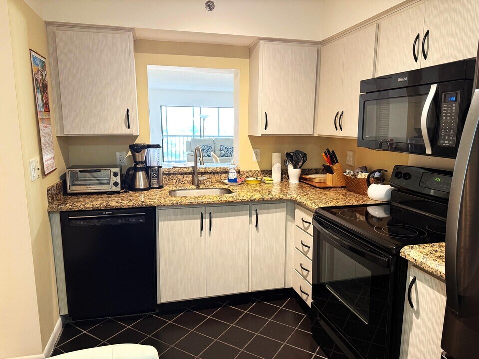 7240 Huntington Ln in Delray Beach, FL - Building Photo