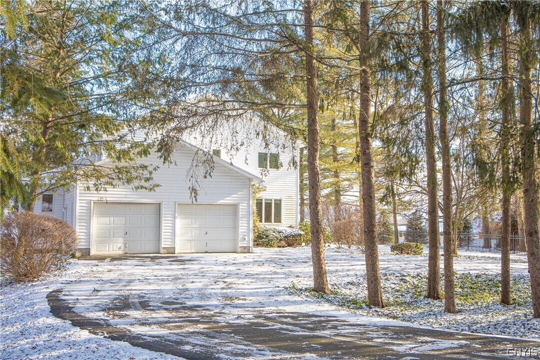 1916 W Lake Rd in Skaneateles, NY - Foto de edificio