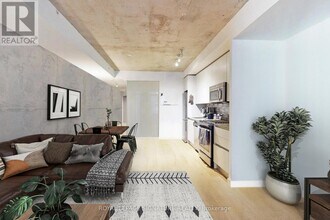 111 Bathurst St in Toronto, ON - Building Photo - Building Photo