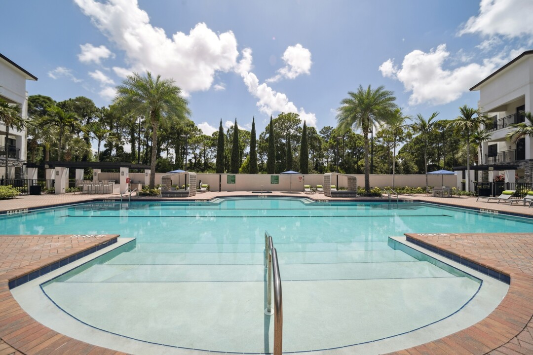 Central Gardens Grand in Palm Beach Gardens, FL - Building Photo