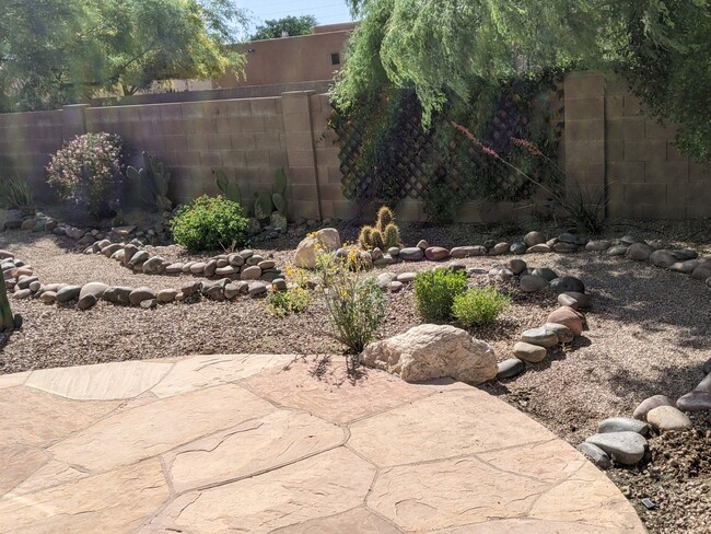 2371 E Stone Stable Dr in Tucson, AZ - Foto de edificio - Building Photo