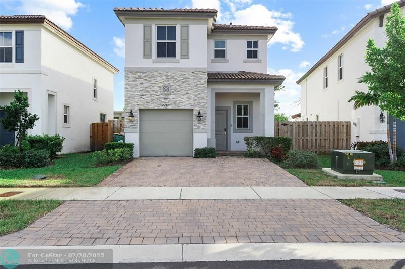 2441 NW 131st Cir in Westview, FL - Foto de edificio