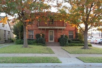 5718 Penrose Ave, Unit Unit D in Dallas, TX - Foto de edificio - Building Photo