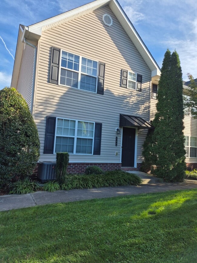 2121 S Greenwood Dr in Johnson City, TN - Building Photo - Building Photo