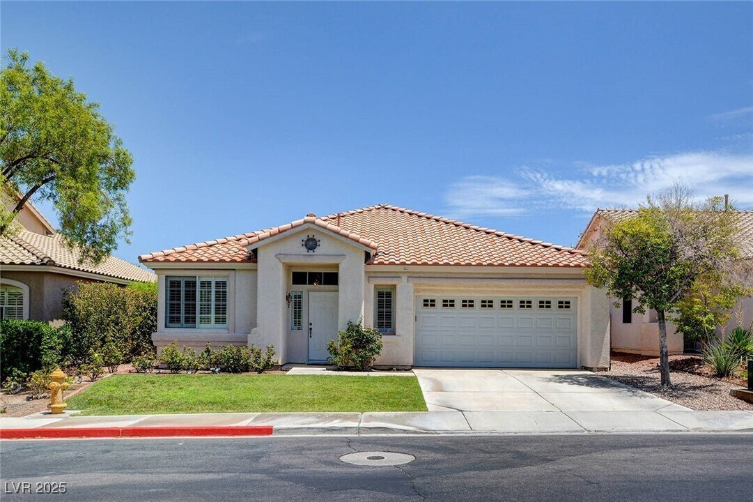 14 Golden View St in Henderson, NV - Building Photo