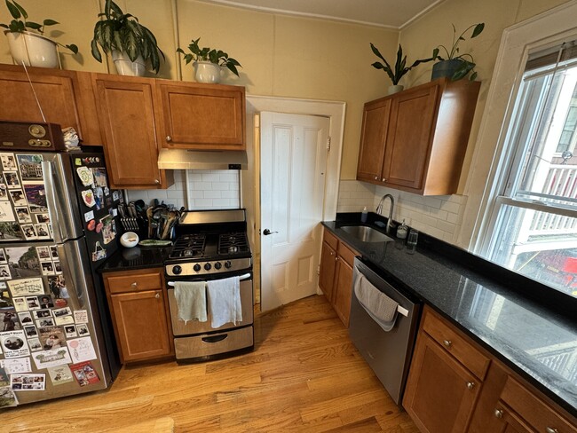 12 Claremon St, Unit 1 in Somerville, MA - Building Photo - Building Photo