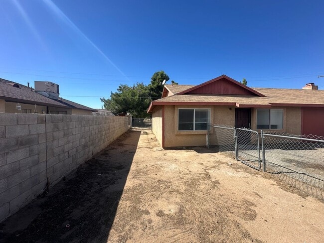 12238 Kiowa Rd in Apple Valley, CA - Building Photo - Building Photo