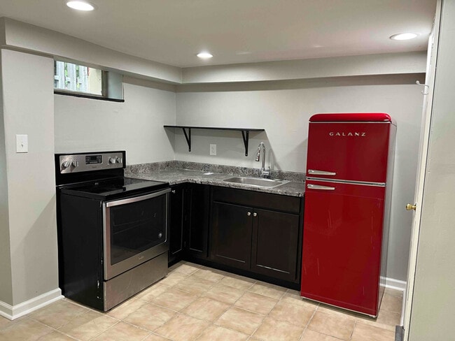 8110 Loch Raven Blvd in Towson, MD - Foto de edificio - Building Photo