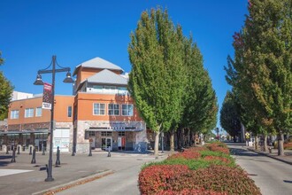 Revo 225 Apartments in Renton, WA - Foto de edificio - Building Photo