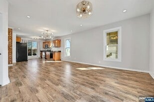 30 Columbia Terrace in Edgewater, NJ - Building Photo