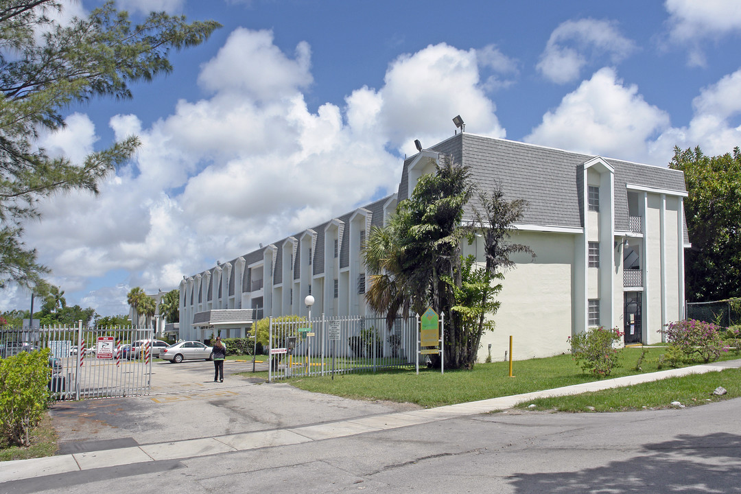 Palmetto Golf Club Apartments in Miami, FL - Foto de edificio