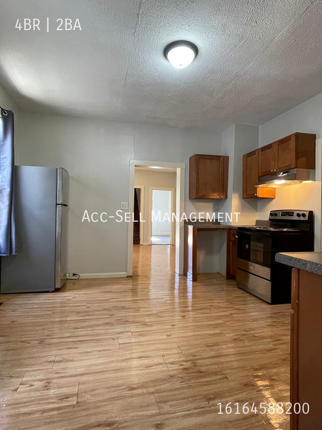 875 10th St NW in Grand Rapids, MI - Building Photo - Building Photo