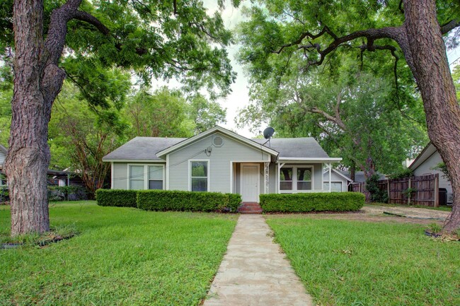 1005 N Buffalo Ave in Cleburne, TX - Foto de edificio - Building Photo