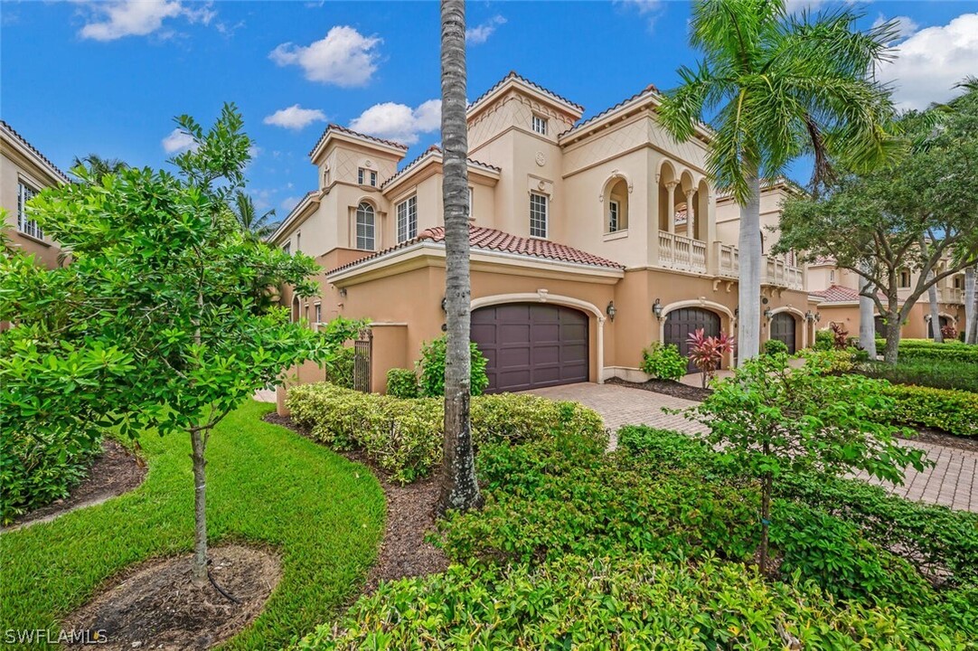 9279 Menaggio Ct in Naples, FL - Building Photo