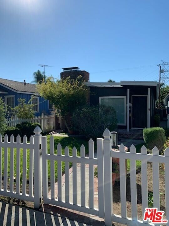 4008 W Chandler Blvd in Burbank, CA - Building Photo