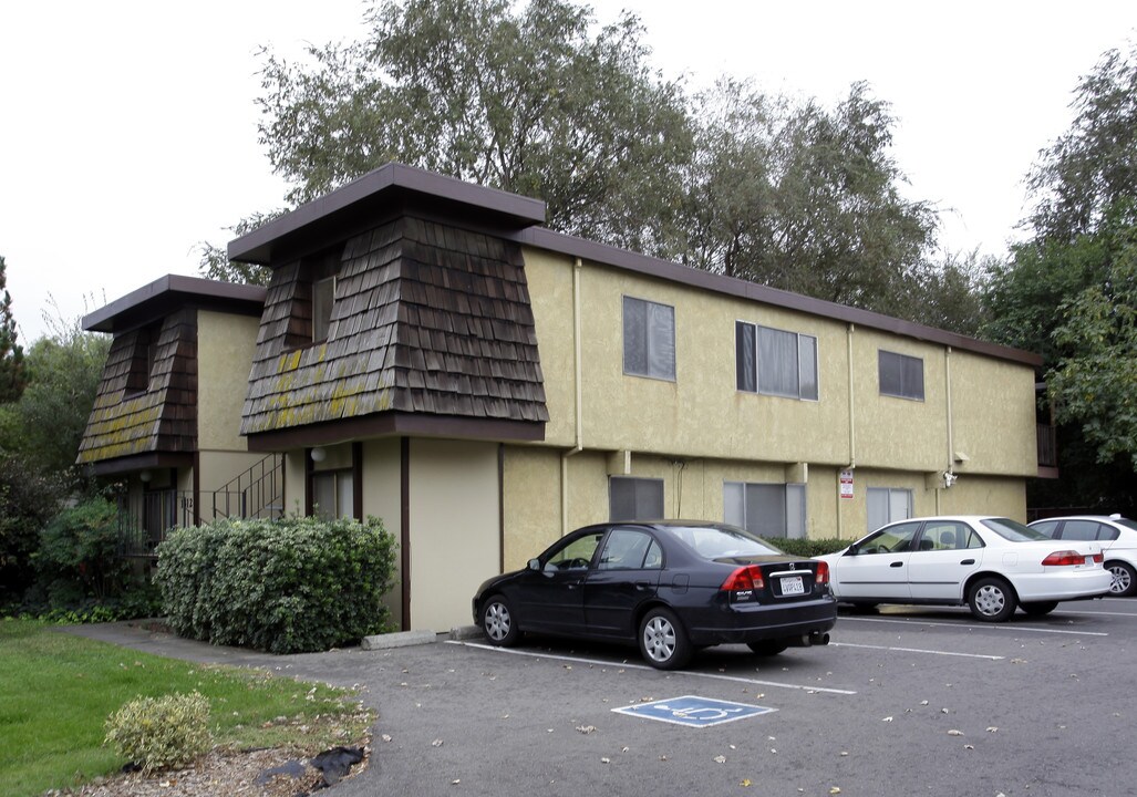 Drake Apartments in Davis, CA - Foto de edificio