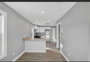 122 Brookside Ave in West Warwick, RI - Building Photo