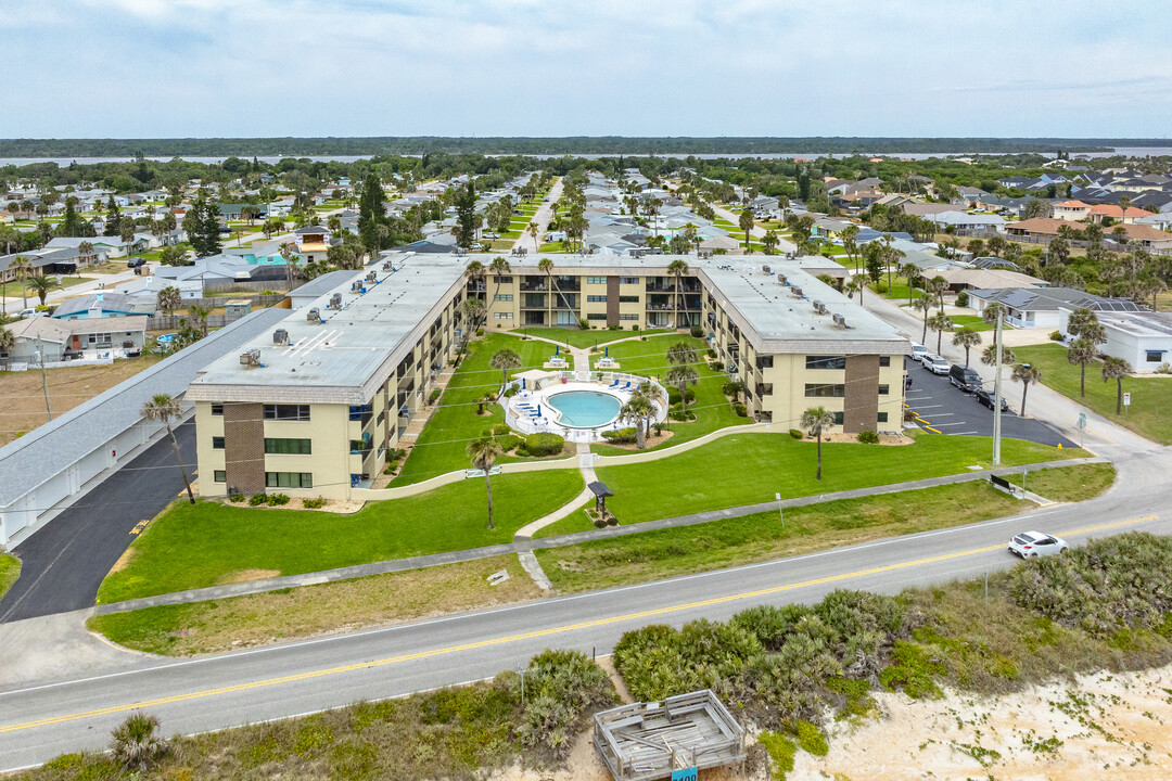 Ormond Breakers in Ormond Beach, FL - Building Photo