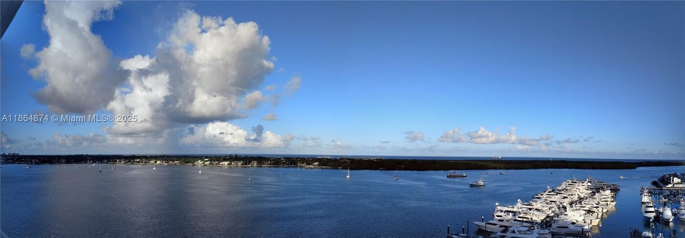 124 Lakeshore Dr in North Palm Beach, FL - Building Photo